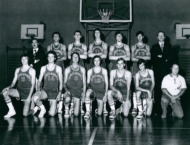 Formazione Pallacanestro Mobilquattro Milano 1973/74. In piedi da sx: Petazzi (aiuto all.), Giroldi, Campanaro, Jura, Nizza, Crippa, Sales (all.). Accosciati da sx: Rod&agrave;, G. Gergati, Barlucchi, Gragnani, Papetti, Fabbrici, Redaelli (massaggiatore).